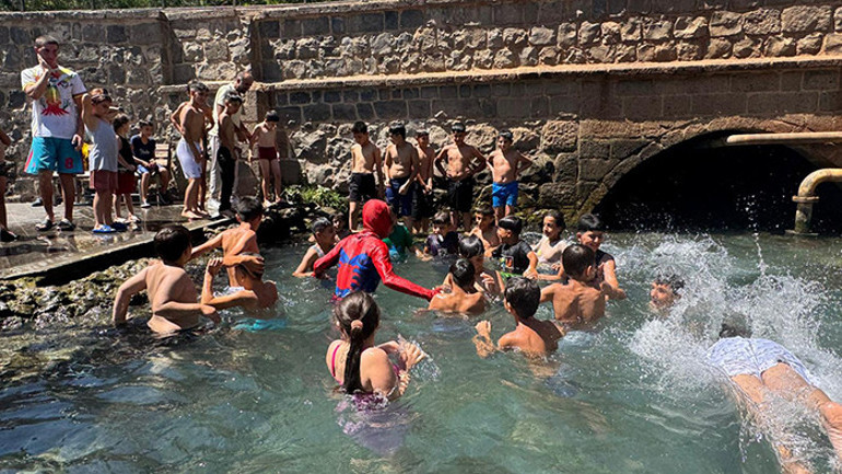 Türkiyeyi gezen Örümcek Adam Diyarbakıra geldi Halka hizmet ediyorum