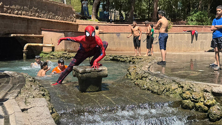 Türkiyeyi gezen Örümcek Adam Diyarbakıra geldi Halka hizmet ediyorum