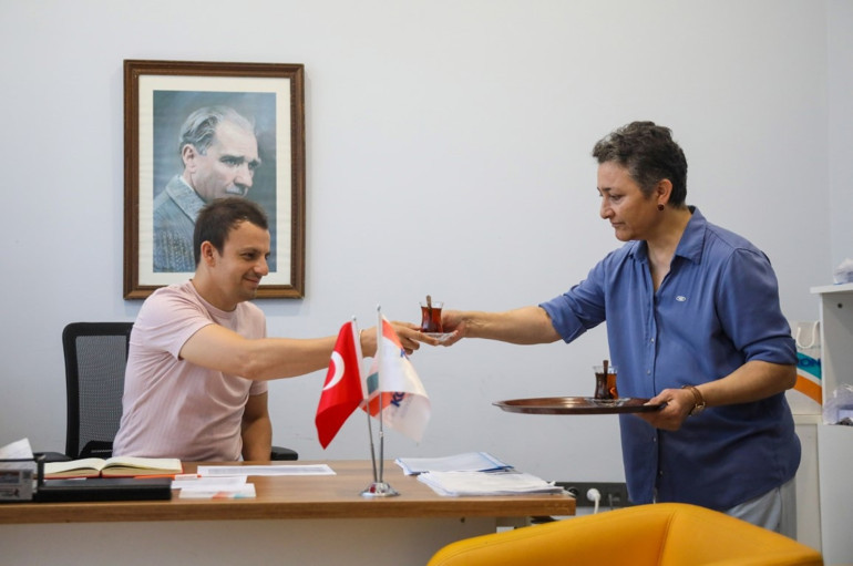 Belediyenin çaycısı kitap yazdı... Ele aldığı konu oldukça anlamlı ve dikkat çekici