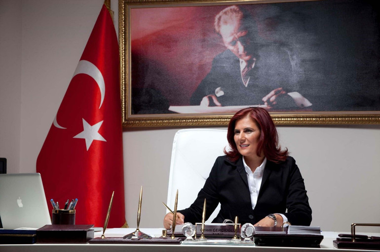 Son dakika... CHPden istifa eden Özlem Çerçioğlu, AK Partiye katıldı Alnım ak, başım dik