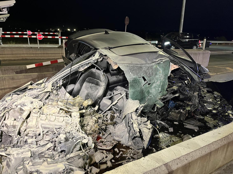 Kuzey Marmara Otoyolu’nda otomobil gişenin beton banketine çarptı; 1 ölü