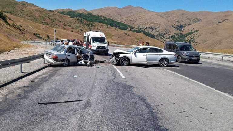 Erzincanda trafik kazası: 3 ölü 6 yaralı