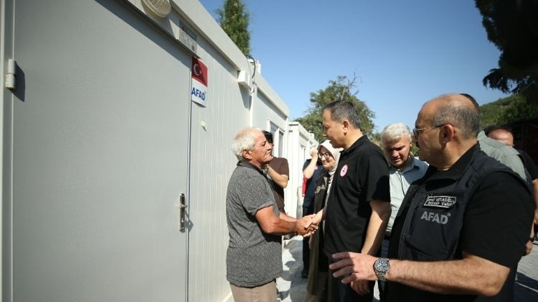 Bakan Yerlikaya, depremzede aileleri ziyaret etti