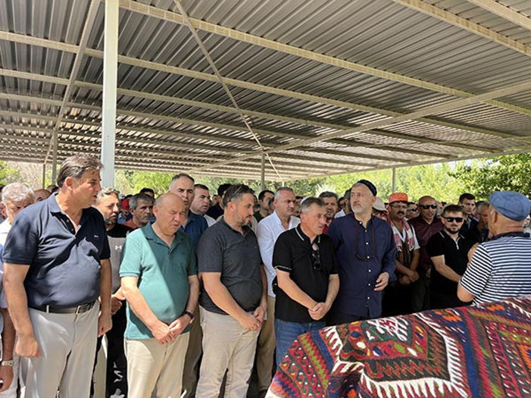 Otomobilin çarpması sonucu hayatını kaybeden eski vekil toprağa verildi