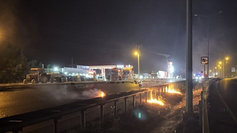 Kimyasal madde yüklü tır 8 kilometre boyunca alev alev yandı