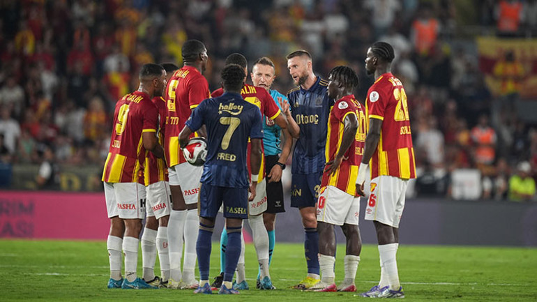 Göztepe - Fenerbahçe maçında tartışma yaratan kararlar: Penaltı ve kırmızı kart beklentisi...