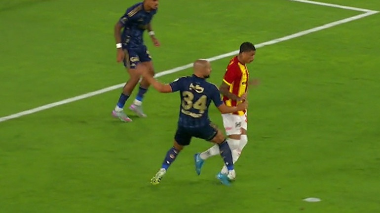 Göztepe-Fenerbahçe maçının tartışmalı hakem kararlarını Fırat Aydınus değerlendirdi: Kırmızı kart verilmeliydi, Önündeki penaltıyı VARa bıraktı