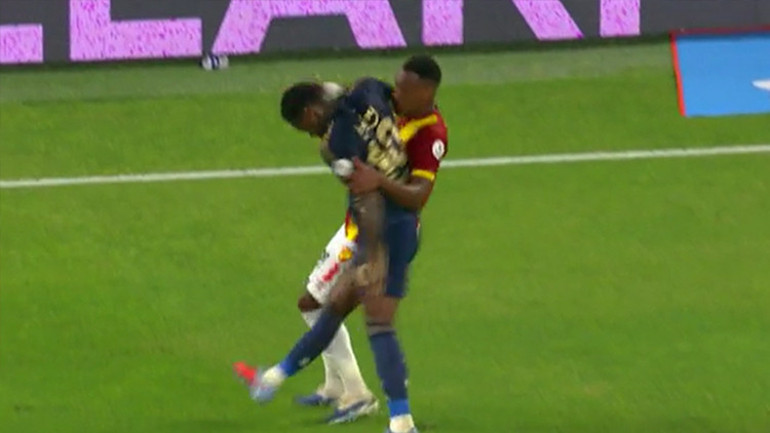 Göztepe-Fenerbahçe maçının tartışmalı hakem kararlarını Fırat Aydınus değerlendirdi: Kırmızı kart verilmeliydi, Önündeki penaltıyı VARa bıraktı