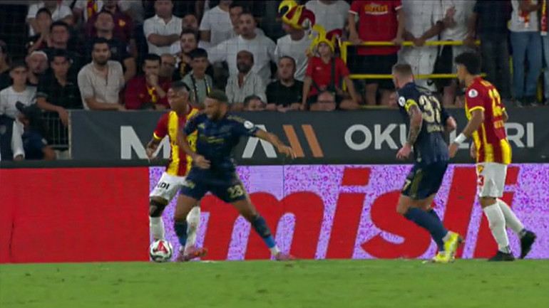 Göztepe-Fenerbahçe maçının tartışmalı hakem kararlarını Fırat Aydınus değerlendirdi: Kırmızı kart verilmeliydi, Önündeki penaltıyı VARa bıraktı