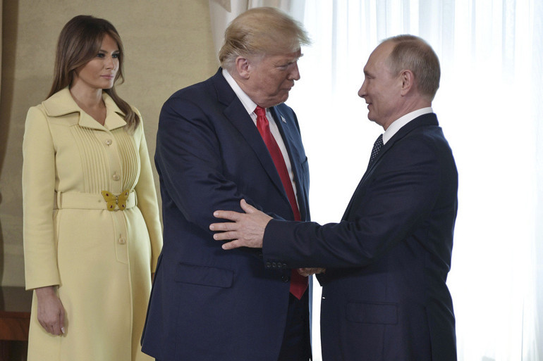 Trump-Putin zirvesine dair gizli belgeler otel yazıcısında unutuldu Trumptan Putine dikkat çeken hediye