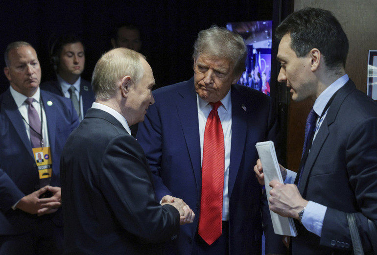 Trump-Putin zirvesine dair gizli belgeler otel yazıcısında unutuldu Trumptan Putine dikkat çeken hediye