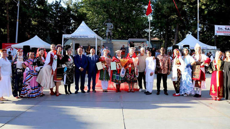 6 farklı ülkeden gelen genç kadınlar katıldı... Sarımsak festivalinin en güzeli seçilebilmek için yarıştılar