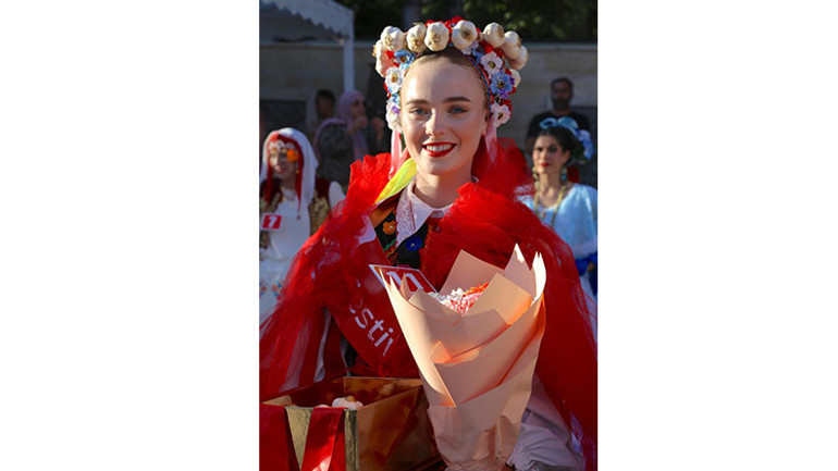 6 farklı ülkeden gelen genç kadınlar katıldı... Sarımsak festivalinin en güzeli seçilebilmek için yarıştılar