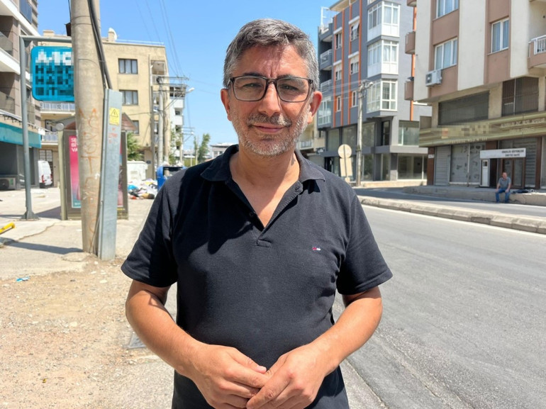 İzmir'de çöpler cadde ve sokaklarda yığınlar oluşturdu.