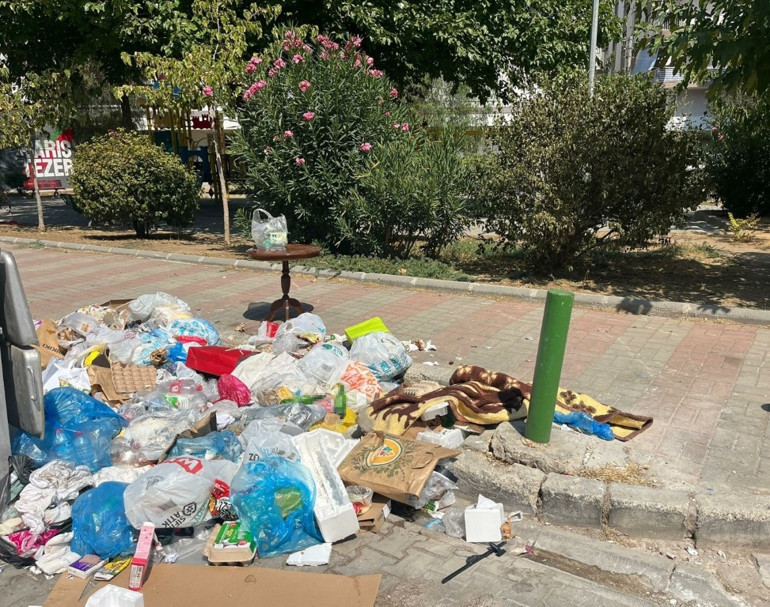 İzmir'de çöpler cadde ve sokaklarda yığınlar oluşturdu.