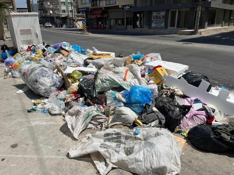 İzmir'de çöpler cadde ve sokaklarda yığınlar oluşturdu.