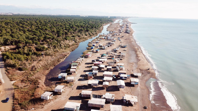 Kumköy Sahili’nin bitmeyen çilesi... O barakalar kalktı ama çöpleri kaldı