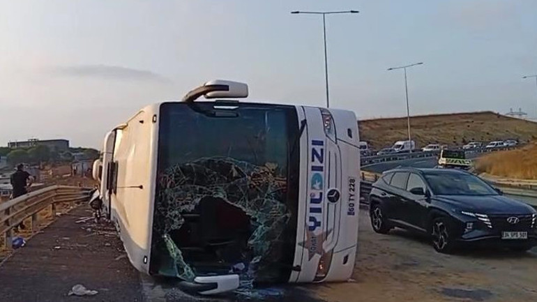 Son dakika... Kuzey Marmara Otoyolunda yolcu otobüsü devrildi: 3 can kaybı, 20 yaralı