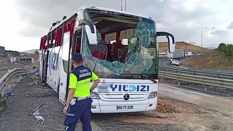 Son dakika... Kuzey Marmara Otoyolunda yolcu otobüsü devrildi: 3 can kaybı, 20 yaralı
