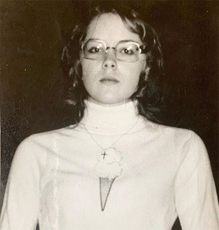 Servet, şan ve şöhret yaralarını bir türlü saramıyor... Karanlık geçmişi ünlü yıldızın peşinde... Büyükbabam şiddet uygulayan tacizcinin biriydi