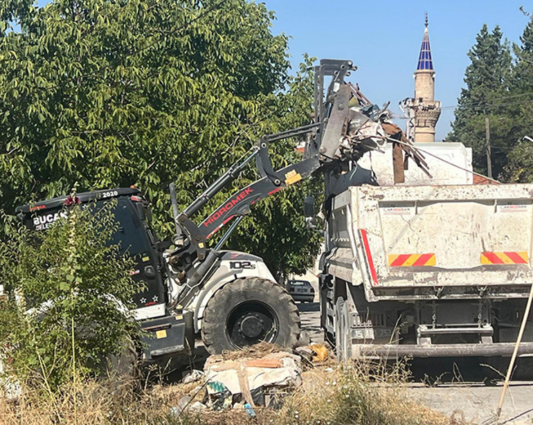 Kötü koku nedeniyle mahalleliler şikayet etti Evden tam 20 kamyon çöp çıktı