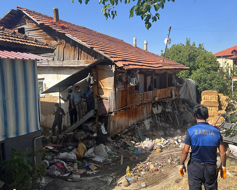 Kötü koku nedeniyle mahalleliler şikayet etti Evden tam 20 kamyon çöp çıktı