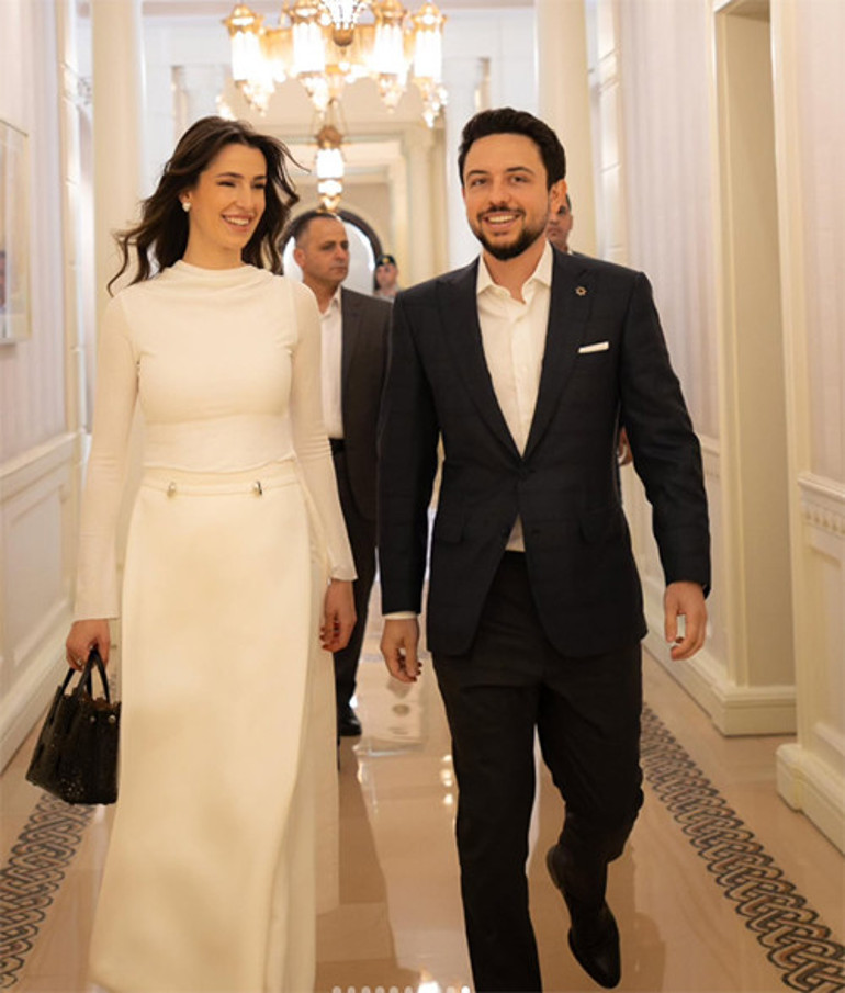 Elini bile tutmuyor, mecburi evlilik diyorlardı... İki yıl geçti, aile büyüdü... Kötü sözlere inat birbirlerine baktıkça ikisinin de yüzünde güller açtı