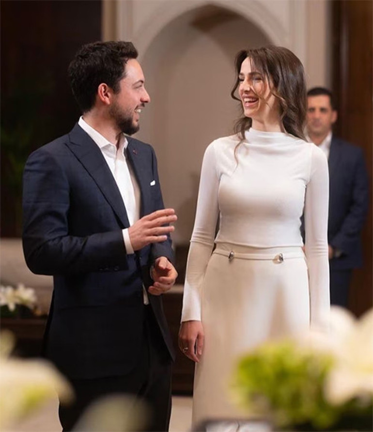 Elini bile tutmuyor, mecburi evlilik diyorlardı... İki yıl geçti, aile büyüdü... Kötü sözlere inat birbirlerine baktıkça ikisinin de yüzünde güller açtı