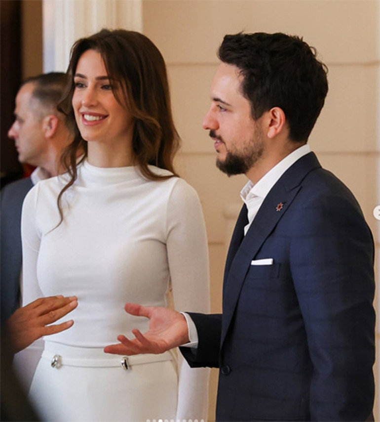 Elini bile tutmuyor, mecburi evlilik diyorlardı... İki yıl geçti, aile büyüdü... Kötü sözlere inat birbirlerine baktıkça ikisinin de yüzünde güller açtı