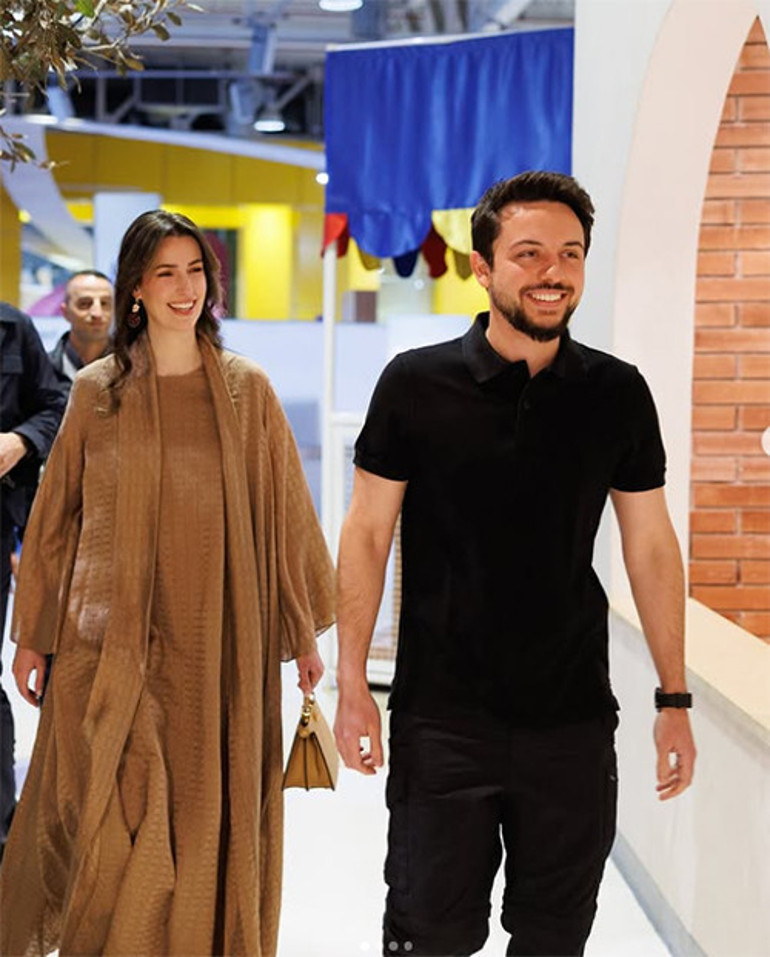 Elini bile tutmuyor, mecburi evlilik diyorlardı... İki yıl geçti, aile büyüdü... Kötü sözlere inat birbirlerine baktıkça ikisinin de yüzünde güller açtı