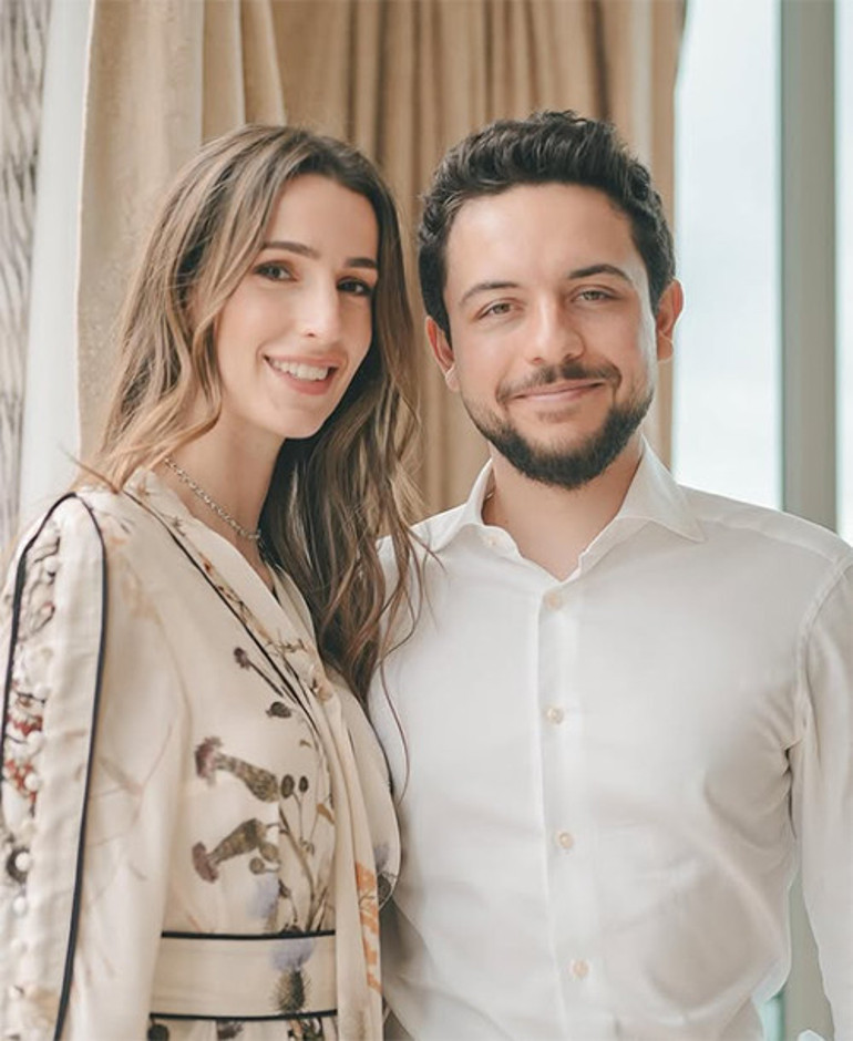 Elini bile tutmuyor, mecburi evlilik diyorlardı... İki yıl geçti, aile büyüdü... Kötü sözlere inat birbirlerine baktıkça ikisinin de yüzünde güller açtı