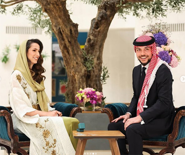 Elini bile tutmuyor, mecburi evlilik diyorlardı... İki yıl geçti, aile büyüdü... Kötü sözlere inat birbirlerine baktıkça ikisinin de yüzünde güller açtı