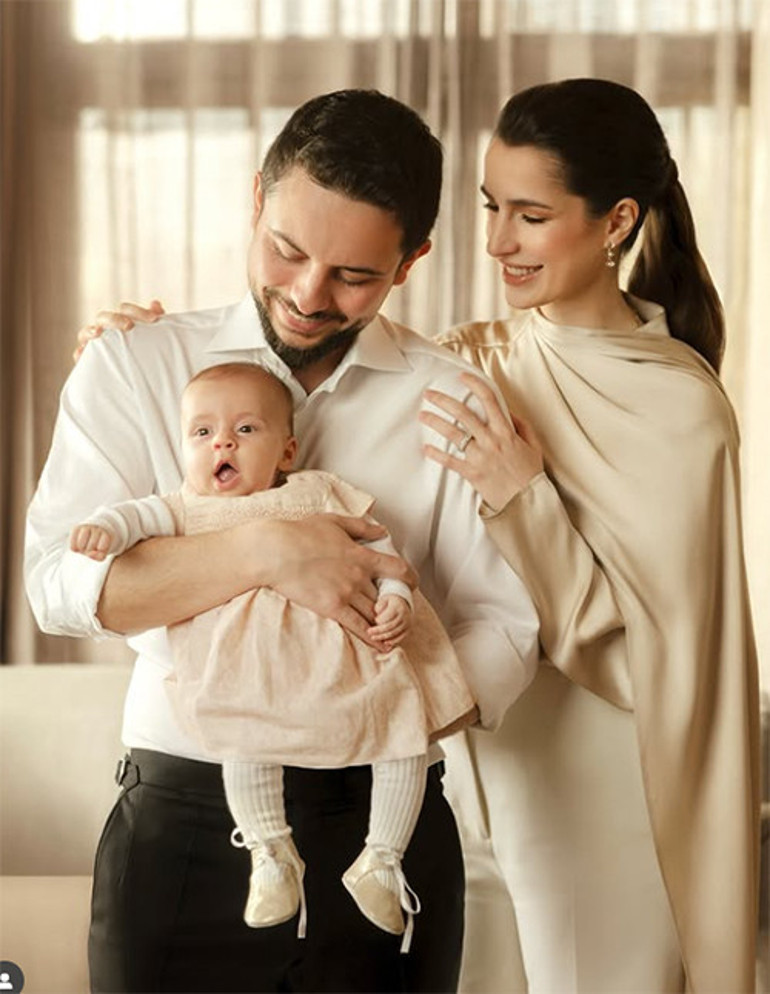 Elini bile tutmuyor, mecburi evlilik diyorlardı... İki yıl geçti, aile büyüdü... Kötü sözlere inat birbirlerine baktıkça ikisinin de yüzünde güller açtı