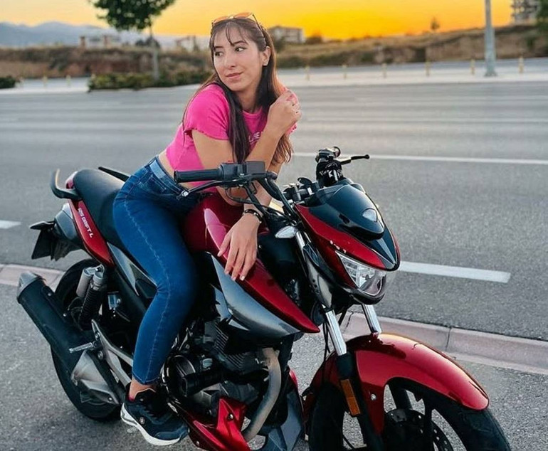 Kullandığı motosiklet devrildi, genç kız hayatını kaybetti