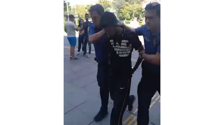 Taksi durağındaki görevliye kılıçla saldırı kamerada