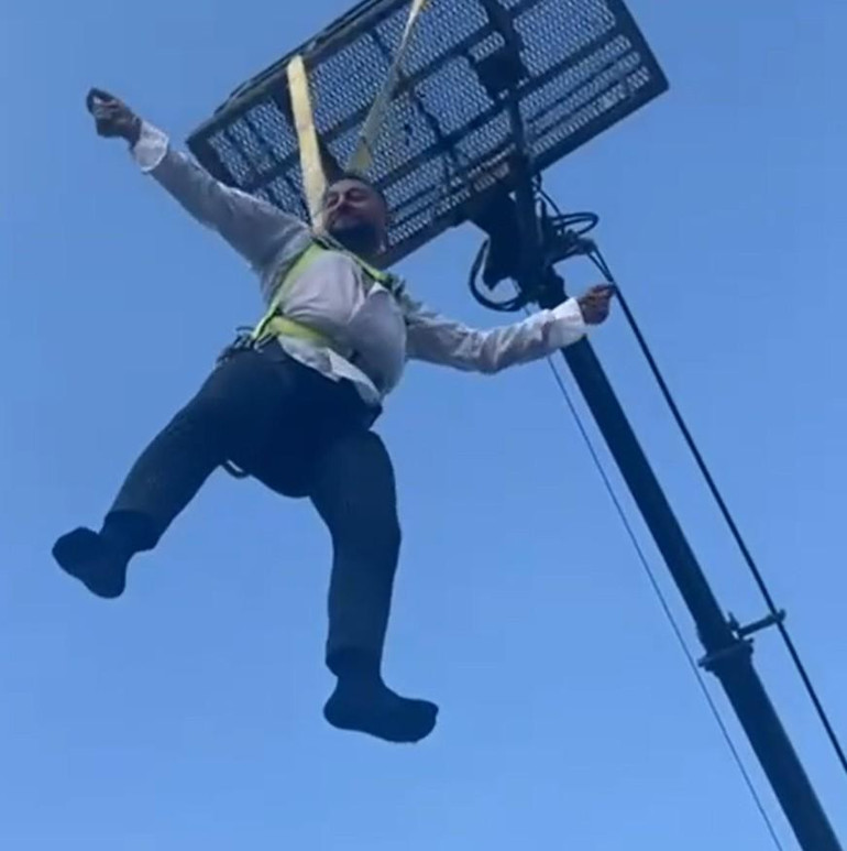 İşkence gibi eğlence Damadı vinçle kaldırıp çiftetelli oynattılar