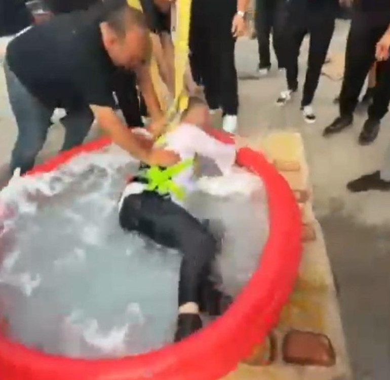 İşkence gibi eğlence Damadı vinçle kaldırıp çiftetelli oynattılar