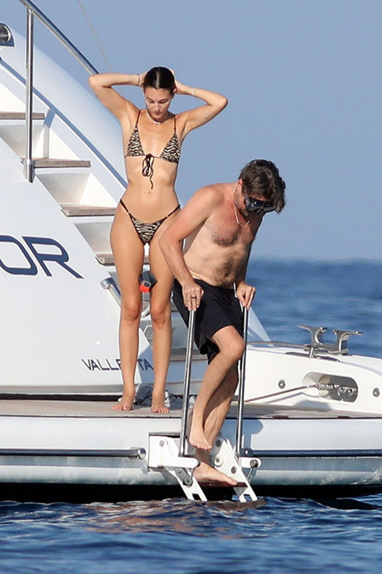 50 yaşına geldi hala bekar ve genç sevgiliden vazgeçmiyor... Yarım asırlık oldu ama ruhu gencecik!