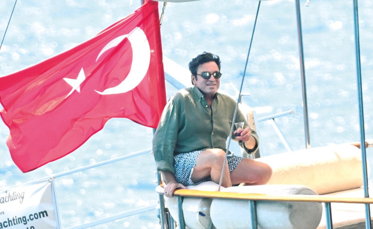 Mario Frangoulisin teknede çay keyfi