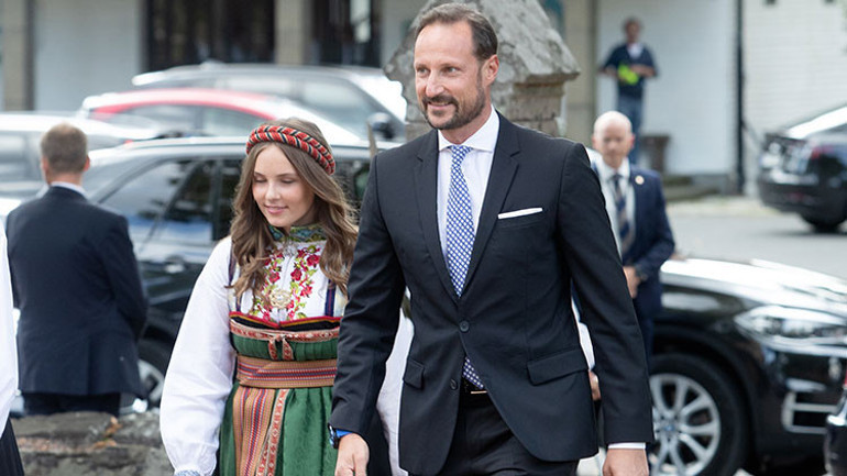 Saraylarda doğdu, dadılarla büyüdü… Bir gün kraliçe olacak… Gurbette okuyor, ucuzcudan giyiniyor