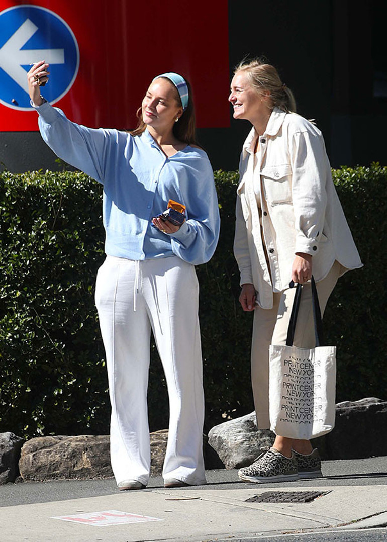 Saraylarda doğdu, dadılarla büyüdü… Bir gün kraliçe olacak… Gurbette okuyor, ucuzcudan giyiniyor