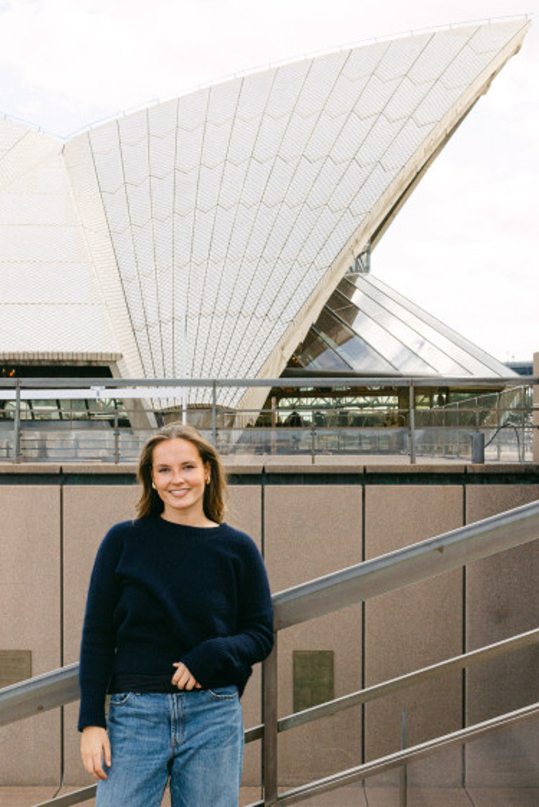 Saraylarda doğdu, dadılarla büyüdü… Bir gün kraliçe olacak… Gurbette okuyor, ucuzcudan giyiniyor
