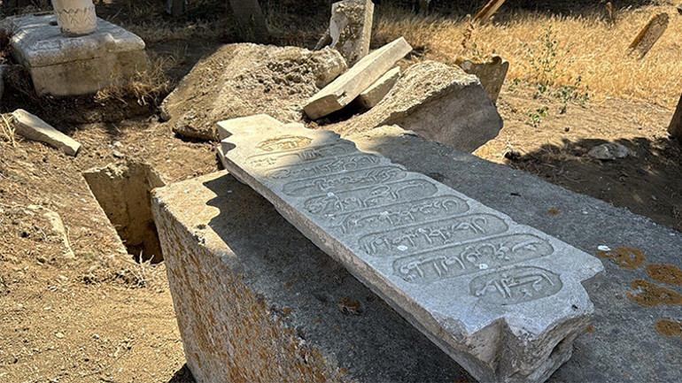 Define uğruna 18inci yüzyıla ait mezarı tahrip ettiler