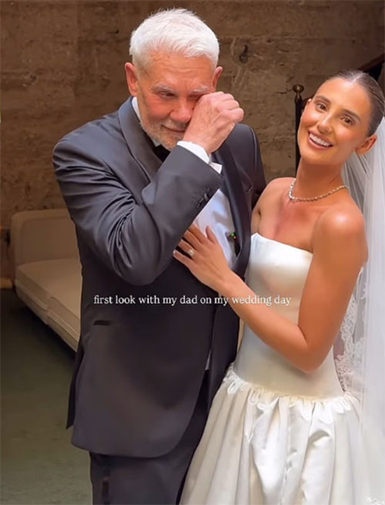 Ünlü iş insanı kızını gelinlikle görünce ağladı... Küsleri barıştıran düğün