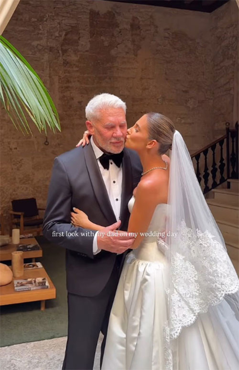 Ünlü iş insanı kızını gelinlikle görünce ağladı... Küsleri barıştıran düğün