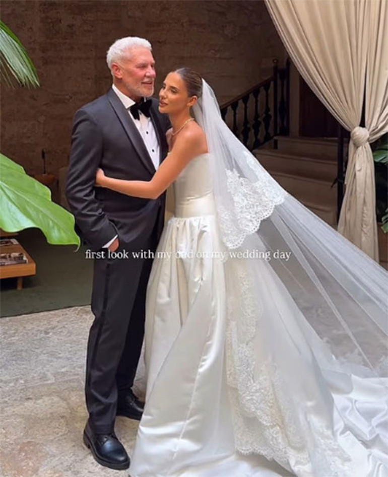 Ünlü iş insanı kızını gelinlikle görünce ağladı... Küsleri barıştıran düğün