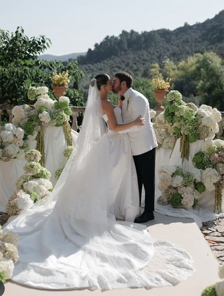 Ünlü iş insanı kızını gelinlikle görünce ağladı... Küsleri barıştıran düğün