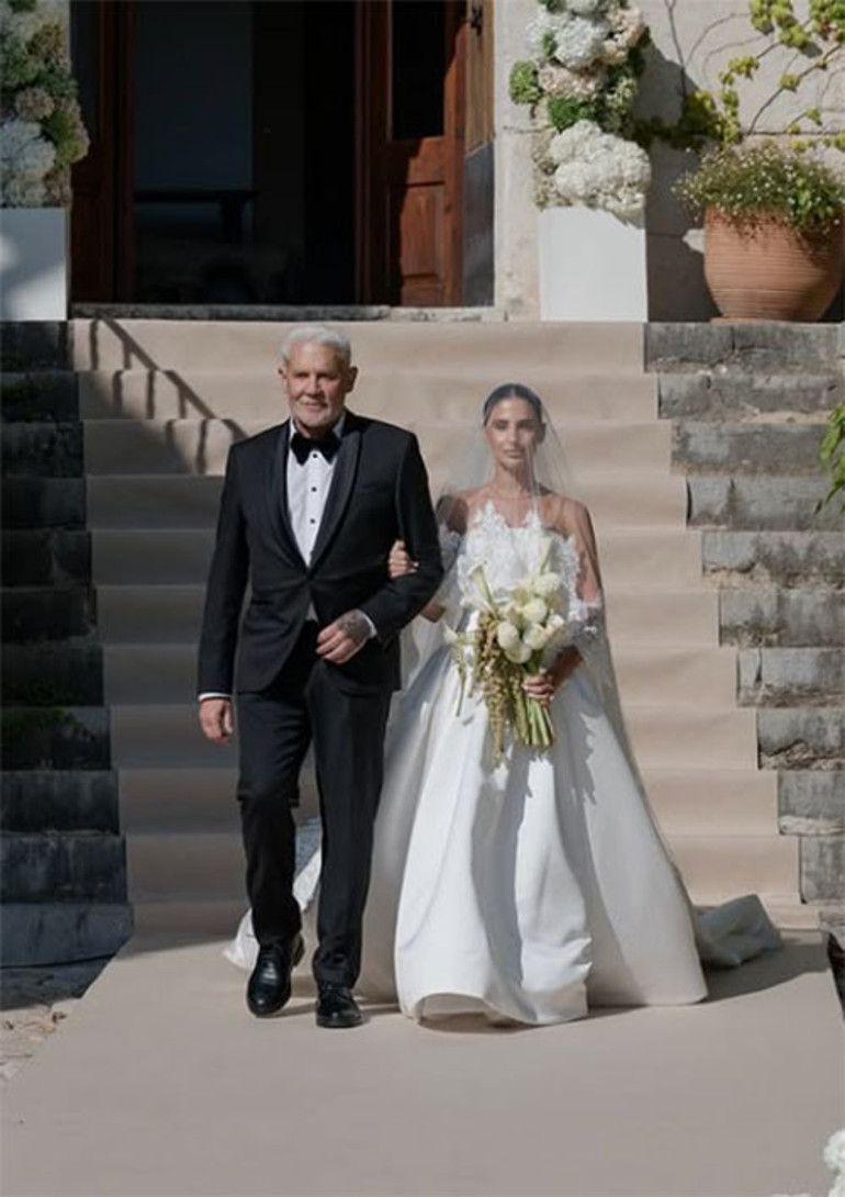 Ünlü iş insanı kızını gelinlikle görünce ağladı... Küsleri barıştıran düğün