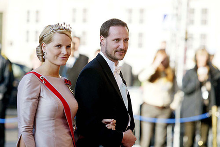 Ailesi Olmaz olsun böyle gelin demişti... Ya o, ya hiç kimse diye isyan etti... Dört çocuğunun annesine bakarken hala aşkından gözleri doluyor