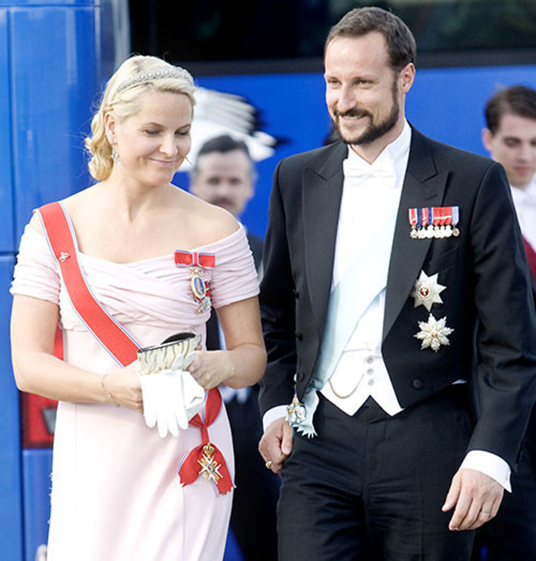 Ailesi Olmaz olsun böyle gelin demişti... Ya o, ya hiç kimse diye isyan etti... Dört çocuğunun annesine bakarken hala aşkından gözleri doluyor